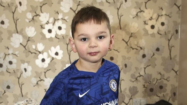 Vanhempiensa pahoinpitelemä Tony, 5, pelastettiin kuolemalta – sai vihdoin tekojalat! Tony sai uudet jalat.