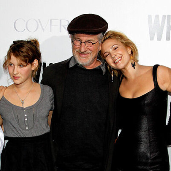 Kuvassa (vas.) Mikaela Spielberg, Destry Spielberg ja  Steven Spielberg. Oikealla näyttelijät Drew Barrymore ja Ellen Page. Kuva on otettu vuonna 2009. Mikaela ja Steven Spielberg