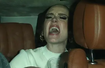 Kuvat kiukkuraivareista - Adele kiroili ja näytti keskisormea paparazeille!