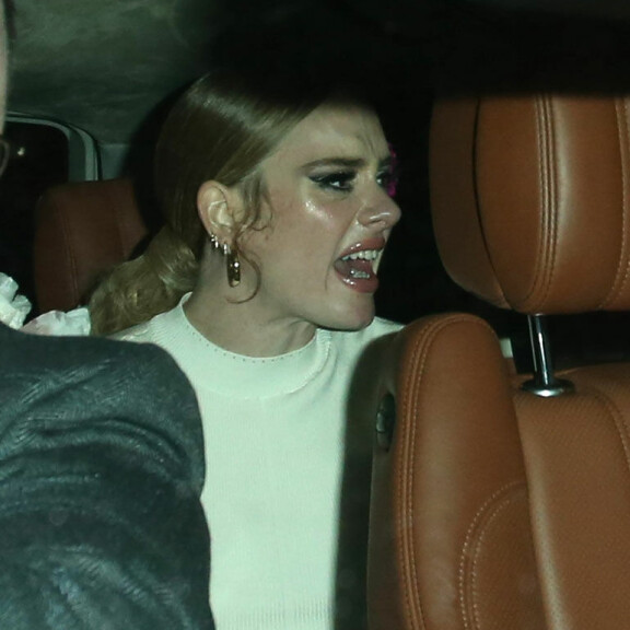 Kuvat kiukkuraivareista - Adele kiroili ja näytti keskisormea paparazeille! adele rage