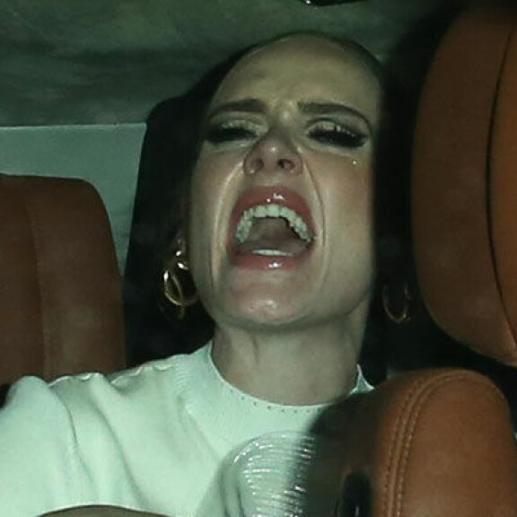 Kuvat kiukkuraivareista - Adele kiroili ja näytti keskisormea paparazeille! adele rage 03