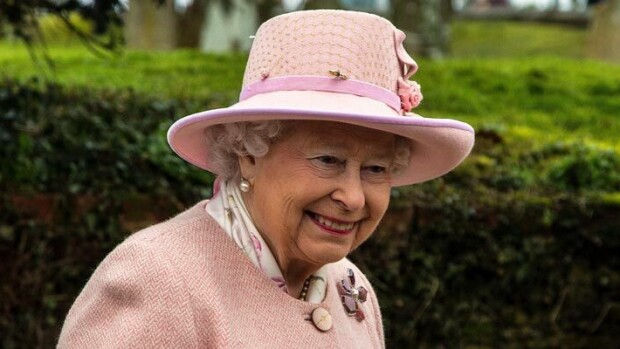 Oho! Kuningatar Elisabet, 93, viihtyy yhä auton ratissa – kuva! Kuningatar Elisabet ajaa autoa.