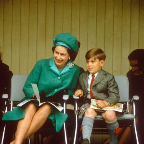 Seksiskandaalin ryvettämä prinssi Andrew vajosi sotasankarista brittihovin hylkiöksi – 60 vuotta täyttävän prinssin suurimmat kohut! Andrew lapsena.