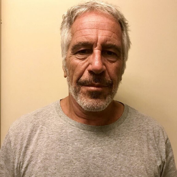 Seksiskandaalin ryvettämä prinssi Andrew vajosi sotasankarista brittihovin hylkiöksi – 60 vuotta täyttävän prinssin suurimmat kohut! Epstein