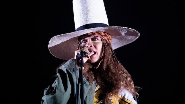 Mitä ihmettä?! Laulaja julkaisee emättimeltään tuoksuvan suitsukkeen! Erykah Badu.