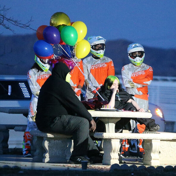 Billie Eilish bongattiin erikoisissa kuvauksissa keskellä aavikkoa - kuvat! Billie Eilish