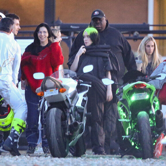 Billie Eilish bongattiin erikoisissa kuvauksissa keskellä aavikkoa - kuvat! Billie Eilish