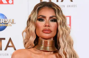 Herranen aika mitkä jättidaisarit! Chloe Simsin asuvalinta ei todellakaan jäänyt huomiotta tv-gaalassa - kuva! 