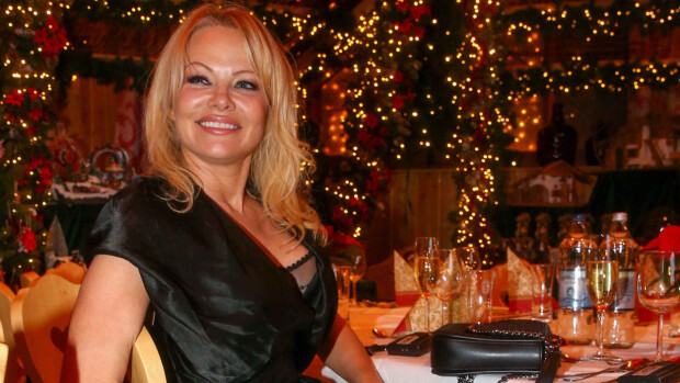 Megayllätys! Pamela Anderson meni naimisiin - tuore aviomies on 74-vuotias leffamoguli: 'Hän saa minut tosi villiksi' Pam