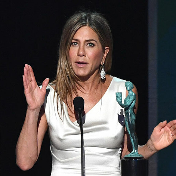 Jennifer Aniston loksautti leuat palkintojuhlassa: nännit nöpöttivät puvun alta täysin estoitta - kuva! Jennifer Aniston