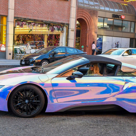Se sopii hänelle täydellisesti! Paris Hiltonin uusi menopeli on luksusluokan sportti-BMW ja erottuu takuulla! paris hiltonin auto