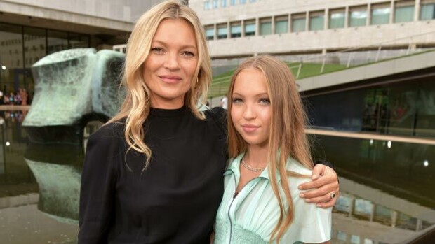 Tuleva supermalli?! Kate Mossin 17-vuotias tytär Lila Grace peri äitinsä persoonalliset piirteet – katso kuvat ja vertaa! Kate Mossin, 45, 17-vuotias tytär Lila Grace Moss Hack on perinyt äitinsä persoonalliset piirteet.