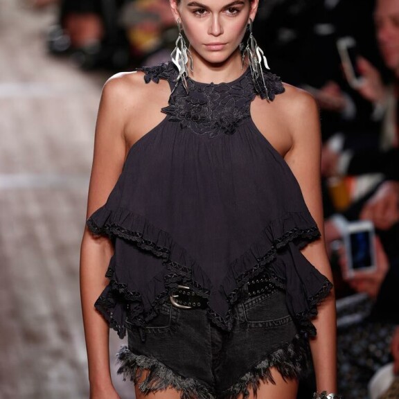 Kuvat! Cindy Crawfordin uskomattoman kaunis Kaia-tytär päihitti äitinsä somesuosiossa! Kaia Gerber