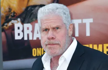 Tätä daamia kelpaakin esitellä! Alle vuosi sitten eronneen Ron Perlmanin ja uuden nuoren rakkaan suhde kukoistaa - Kuvat!