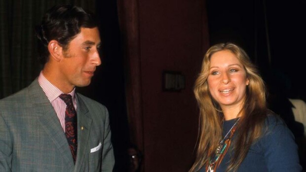 Salasuhde! Prinssi Charles heilasteli laulaja Barbra Streisandin kanssa – ”Olisin voinut olla ensimmäinen juutalainen prinsessa!” Charles ja Barbra tutustuivat jo aikoja sitten.