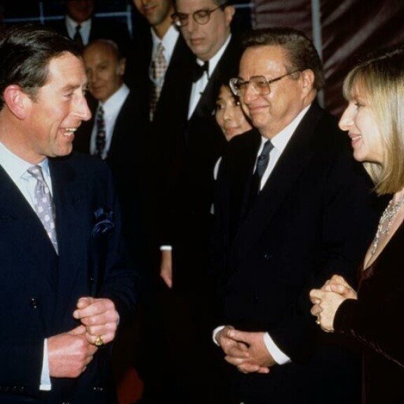 Charles ja Barbra tutustuivat jo aikoja sitten. Rennoista väleistä kertoo kuva vuodelta 1994. Charles ja Barbra tutustuivat jo aikoja sitten. Rennoista väleistä kertoo kuva vuodelta 1994.