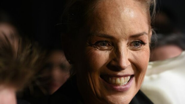 Sharon Stone etsi seuraa deittisovelluksen avulla - käyttäjät luulivat trolliksi: Kyllä se olin todella minä! Sharon Stone paljastui feikiksi.
