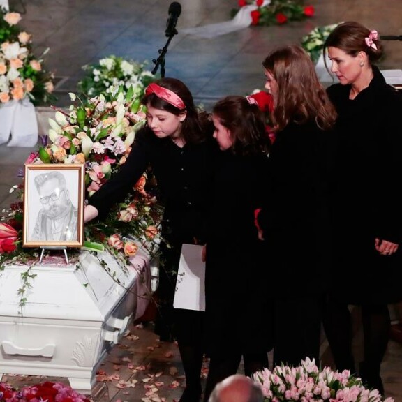 Tytär Maud Angelica oli piirtänyt isälleen muotokuvan, joka hänen piti antaa tälle joululahjaksi. Tytär Maud Angelica oli piirtänyt isälleen muotokuvan, joka hänen piti antaa tälle joululahjaksi.