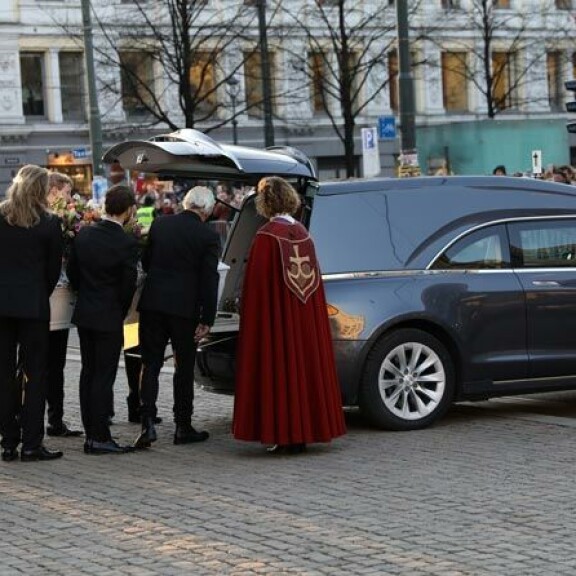 Prinssi Haakon (2.vas.)  kantoi Ari Behnin arkkua. Prinssi Haakon (2.vas.)  kantoi Ari Behnin arkkua.