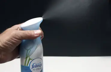 Et ikinä arvaa mitä seuraavaksi tapahtui? Mies sumutti rutkasti aerosolisuihketta autossa ja sytytti tupakan...