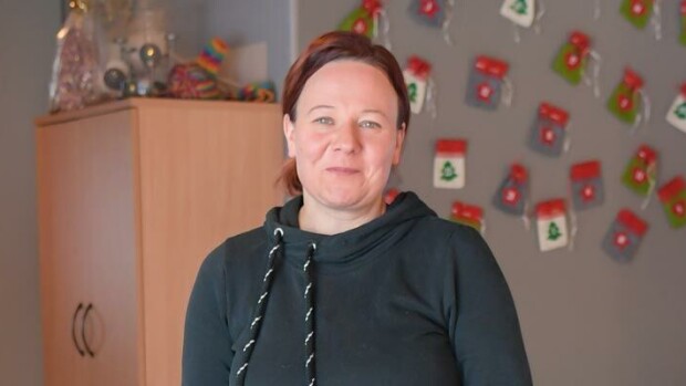 Seiska toi jouluiloa! Kuuden lapsen yksinhuoltaja Jonnan, 35, rahat menevät asuntolainaan ja kodin lämmitykseen – Kela jätti ilman tukea! Seiska toi joluiloa Jonnan perheelle.