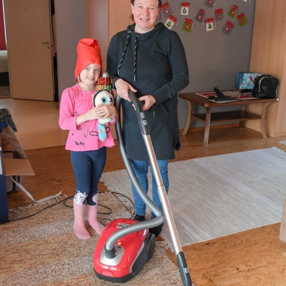 Yksinhuoltajaksi jäänyt Jonna tyttärineen nähdään alkuvuodesta Ava-kanavan Supernanny Suomi -sarjassa. Yksinhuoltajaksi jäänyt Jonna tyttärineen nähdään alkuvuodesta Ava-kanavan Supernanny Suomi -sarjassa.
