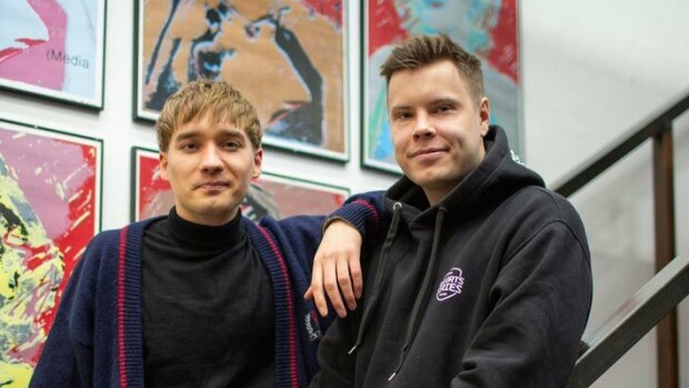 Huippusuosittu Justimusfilms-sketsiryhmä tyytyy kotimaan markkinoihin – ”Meidän rallienglannilla pysyttelemme suosiolla suomen kielessä!” Justimusfilms pysyy Suomessa.