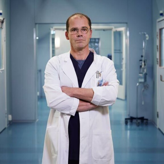 Syke-sarjassa Nicke näyttelee kirurgia. Syke-sarjassa Nicke näyttelee kirurgia.