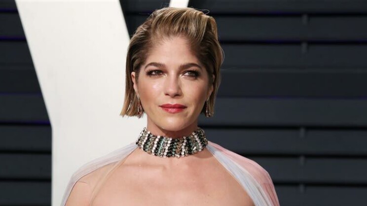 Kuva! Raju hoitokeino MS-tautiin vei Hollywood-kaunottarelta hiukset – ”Unelmani on pysyä maailmassa poikani vuoksi niin kauan kuin mahdollista!” Selma Blair menetti hiuksensa.