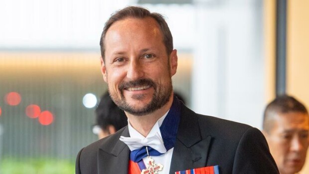 Kuva! Norjan kruununprinssi Haakon osallistui ympäristötalkoisiin – sukelsi muovijätettä kotirannasta! Haakon sukelsi roskia.
