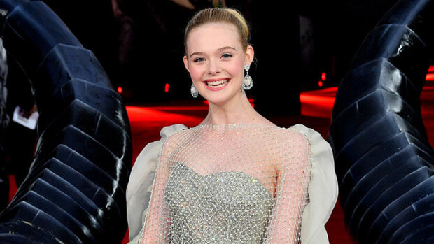 Hollywood-kaunotar työskenteli Angelina Jolien ensin teininä, nyt aikuisena – hämmästyi supertähden leikkisyydestä: 'Kävimme keilaamassa ja pelaamassa värikuulasotaa' Elle Fanning