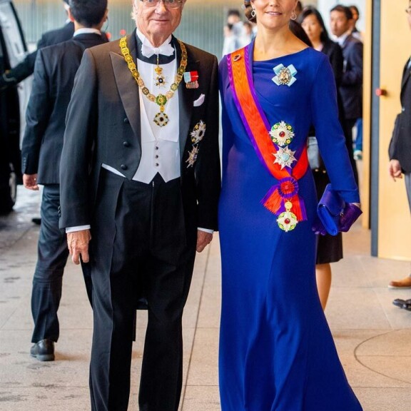 Kuvat! Ruotsin prinsessa Victoria häikäisi Japanin keisarin kruunajaisissa – asuvalinta korosti treenattua vartaloa! Prinsessa Victoria