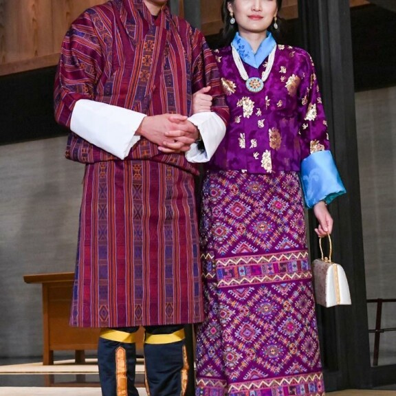 Kuvat! Ruotsin prinsessa Victoria häikäisi Japanin keisarin kruunajaisissa – asuvalinta korosti treenattua vartaloa! Jigme ja Jetsun Pema