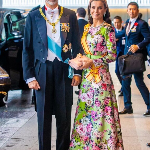 Kuvat! Ruotsin prinsessa Victoria häikäisi Japanin keisarin kruunajaisissa – asuvalinta korosti treenattua vartaloa! Espanja kuninkaalliset.