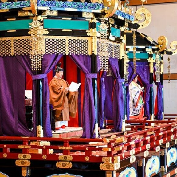 Kuvat! Ruotsin prinsessa Victoria häikäisi Japanin keisarin kruunajaisissa – asuvalinta korosti treenattua vartaloa! Naruhito