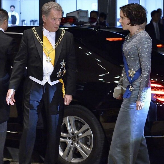 Kuvat! Ruotsin prinsessa Victoria häikäisi Japanin keisarin kruunajaisissa – asuvalinta korosti treenattua vartaloa! Sauli Niinistö ja Jenni Haukio.