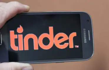 Australialainen naislääkäri sekosi Tinder-säädöstään - 9000 ahdisteluviestiä seurasi!