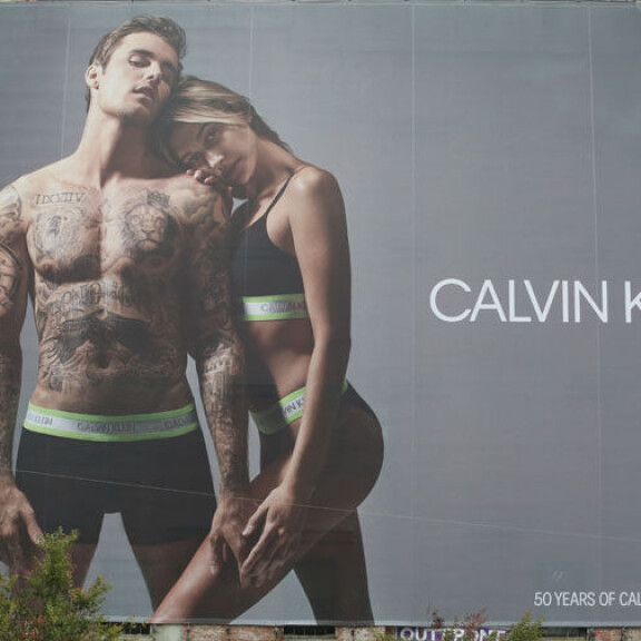 Uskoon kääntyneet Justin ja Hailey Bieber:  puolialastomana merkkibrändin mainoksessa - katso kuvat! bieber