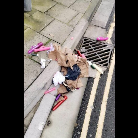 Kuka jätti läjän dildoja kadulle Somersetissä Englannissa? Katso kuva! dildo-dildo