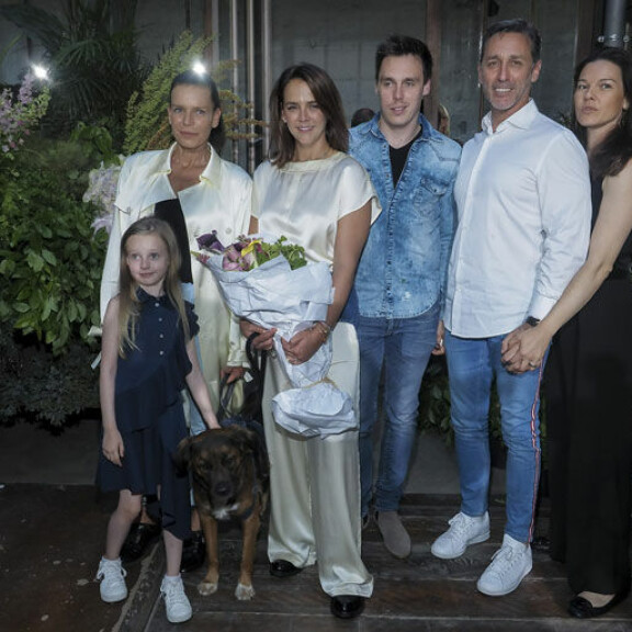 Ex-pari Stephanie ja Daniel ovat poseeranneet perhepotreteissa viime aikoina ahkerastikin. Ensin oli Louis-pojan häät ja sitten Paulinen vaatemalliston lanseeraus. Ex-pari Stephanie ja Daniel ovat poseeranneet perhepotreteissa viime aikoina ahkerastikin. Ensin oli Louis-pojan häät ja sitten Paulinen vaatemalliston lanseeraus.