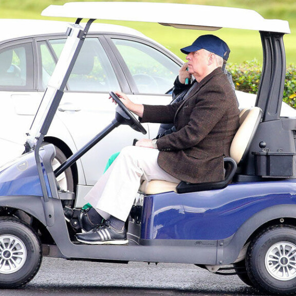 Kuva! Jeffrey Epstein -skandaali peruutti prinssi Andrew’n edustustehtäviä – kohuprinssi käyttää luppoaikansa golfkentällä! Prinssi Andrew golf-kentällä.