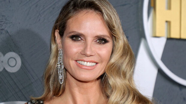 Oho! Heidi Klum onkin varsinainen povipommi - uhkea gaalakuva hämmästyttää! Katso! Heidi Klummmm