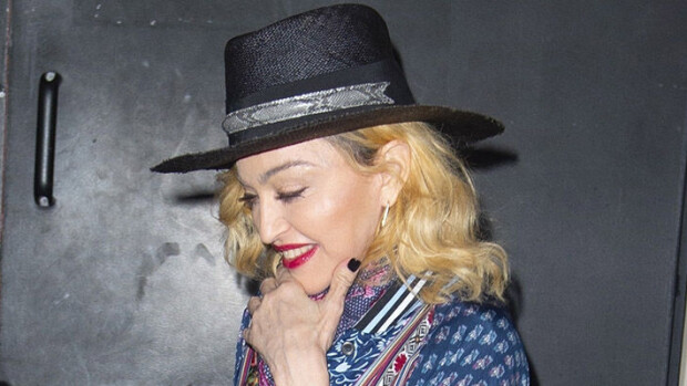 Madonnalla uusi kulta? Paparazzattiin lähes 40 vuotta nuoremman koreografikomistuksen kanssa - kuva! madonna
