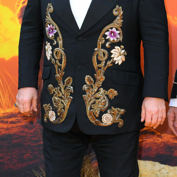 Monet julkkikset ovat Elton Johnin johdolla liittyneet herttuaparin puolustusjoukkoihin. Mukana ovat esimerkiksi George Clooney, Hillary Clinton, talkshow-emäntä Elle DeGeneres ja laulaja Pink. Monet julkkikset ovat Elton Johnin johdolla liittyneet herttuaparin puolustusjoukkoihin. Mukana ovat esimerkiksi George Clooney, Hillary Clinton, talkshow-emäntä Elle DeGeneres ja laulaja Pink.