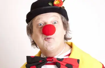 Mainosmies arvasi saavansa potkut - toi klovnin mukaan pomon tapaamiseen!