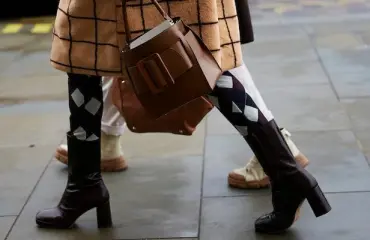 Vetementsin uudet luksusnilkkurit toimivat pullonavaajana! 