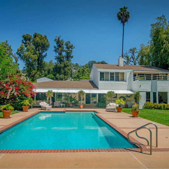 1950-luvulla rakennetun asunnon pihalta löytyy muun muassa suuri uima-allas. 1950-luvulla rakennetun asunnon pihalta löytyy muun muassa suuri uima-allas.