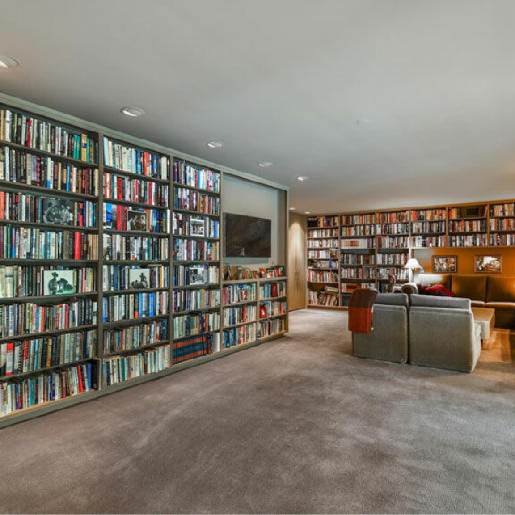 Uuden rakkaan olisi hyvä arvostaa lukemista, sillä Adelella on uudessa sinkkukodissaan pienen maakuntakirjaston veroinen kirjakokoelma. Uuden rakkaan olisi hyvä arvostaa lukemista, sillä Adelella on uudessa sinkkukodissaan pienen maakuntakirjaston veroinen kirjakokoelma.