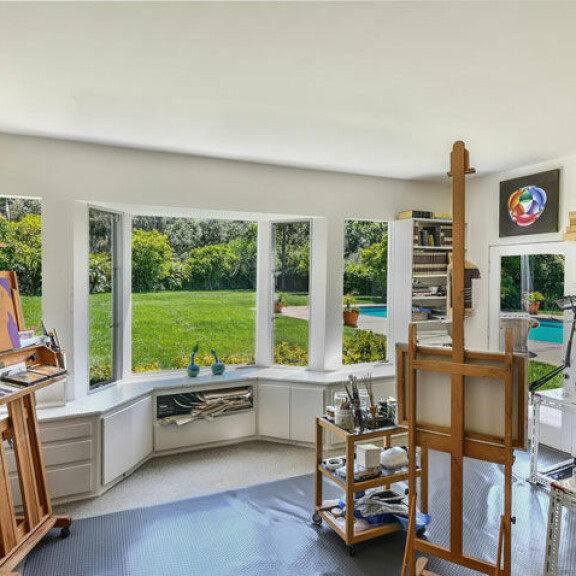 Adelen kodista löytyy myös ateljee, jossa laulaja voi harrastaa esimerkiksi maalaamista. Adelen kodista löytyy myös ateljee, jossa laulaja voi harrastaa esimerkiksi maalaamista.