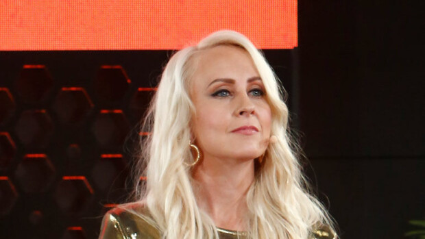 BB-juontaja Elina Kottonen räväytti asuvalinnallaan suorassa lähetyksessä - kuva! Elina